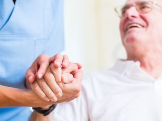رعاية ومتابعة النظافة الشخصية لكبار السن والمرضى